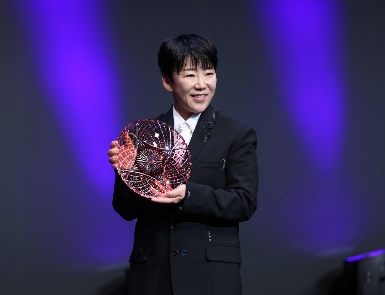 「JLPGA栄誉賞」を受賞しトロフィーを手にする申ジエ（撮影・増田悦実）