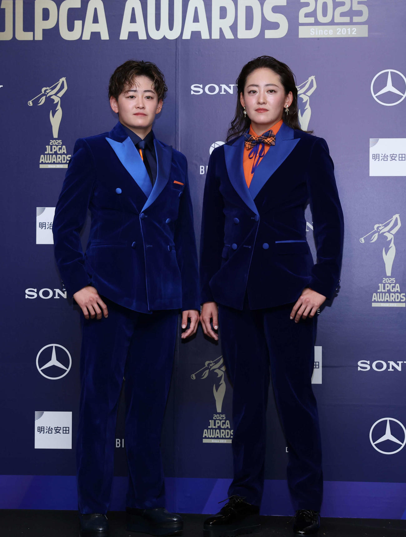 授賞式でドレスアップした岩井明愛（左）と岩井千怜（撮影・増田悦実）