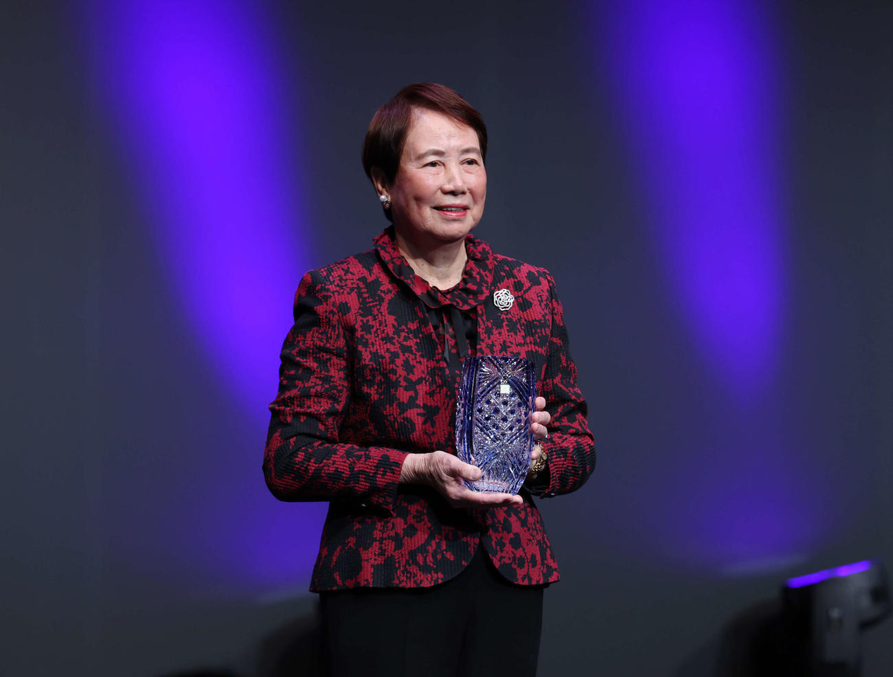 「JLPGA　特別功労賞」を受賞しトロフィーを手にする樋口久子さん（撮影・増田悦実）