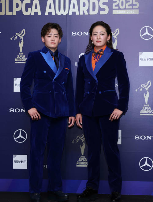 授賞式でドレスアップした岩井明愛（左）と岩井千怜（撮影・増田悦実）
