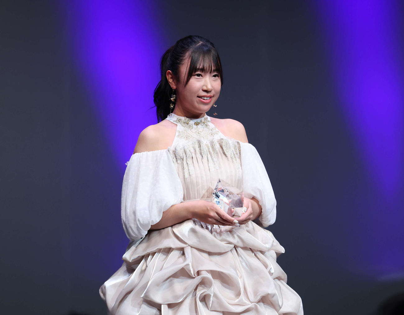 「BEST PLAY OF 2025 Presented bySHISEIDO」を受賞しトロフィーを手にする菅沼（撮影・増田悦実）