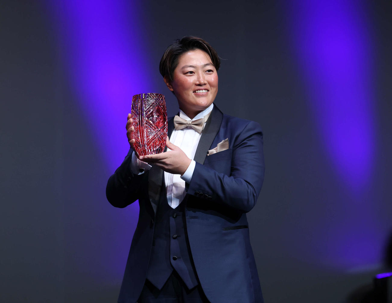 「メディア賞　ベストコメント部門」を受賞しトロフィーを手にする工藤遥加（撮影・増田悦実）