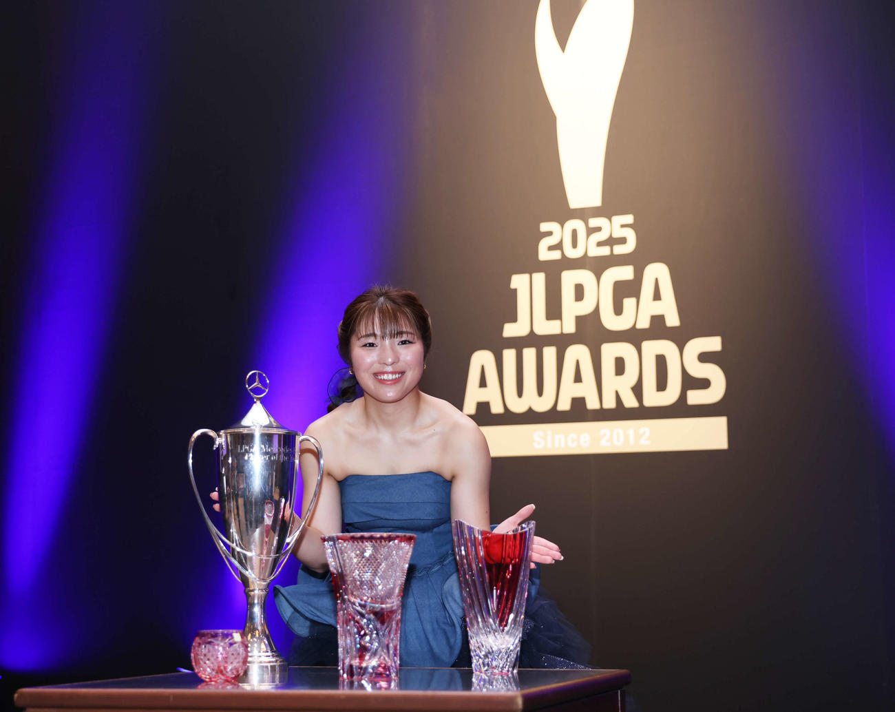 「JLPGAアワード」で3冠を達成し、笑顔を見せる佐久間（撮影・増田悦実）