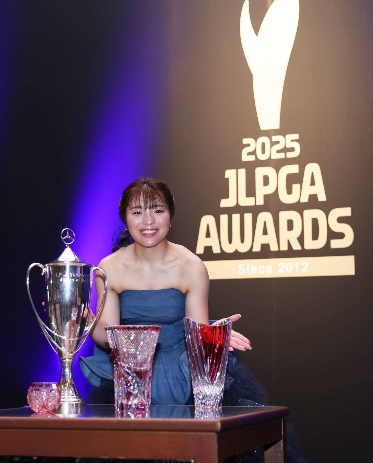 「JLPGAアワード」で3冠を達成し、笑顔を見せる佐久間朱莉（撮影・増田悦実）