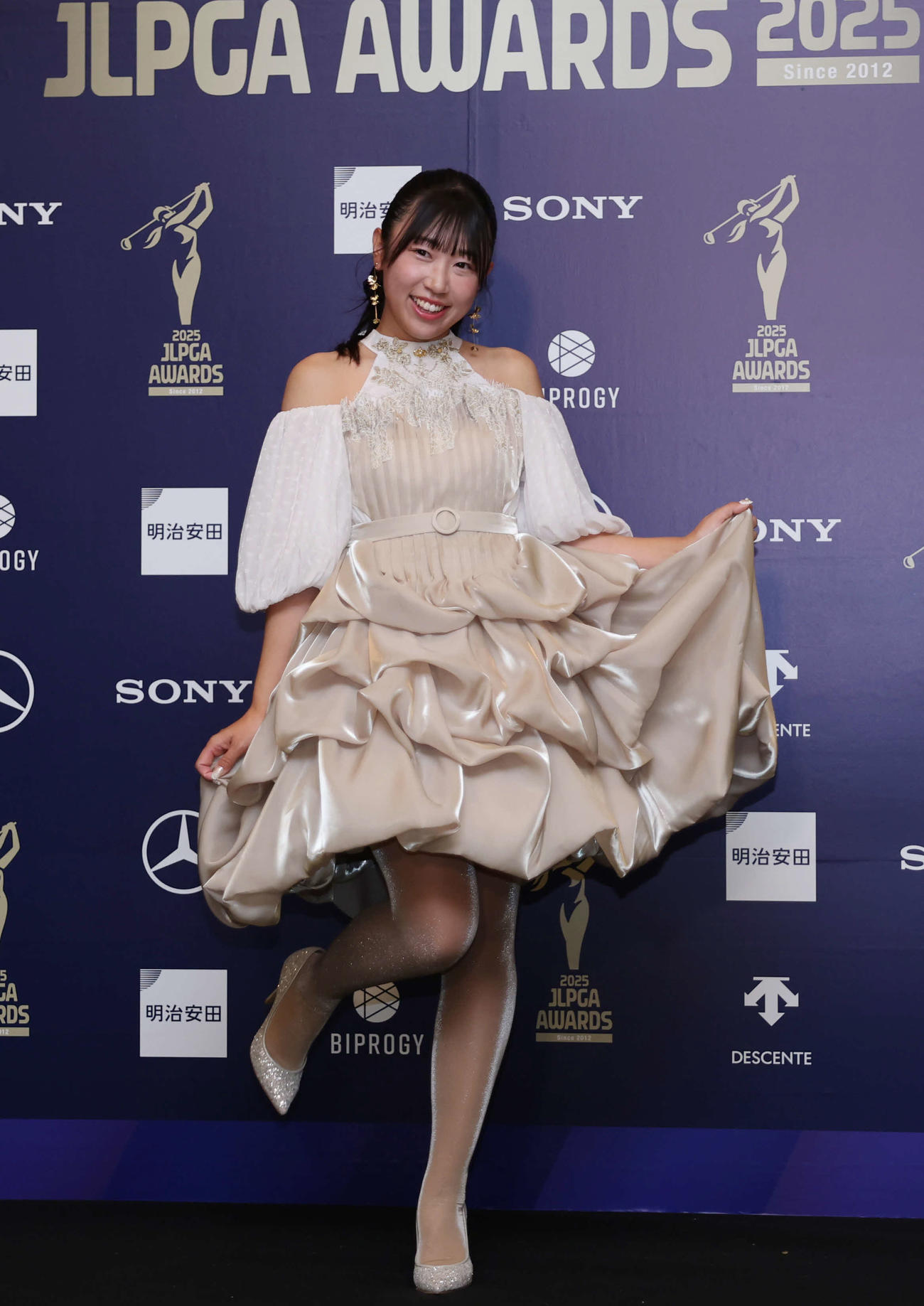 授賞式でドレスアップした菅沼菜々（撮影・増田悦実）