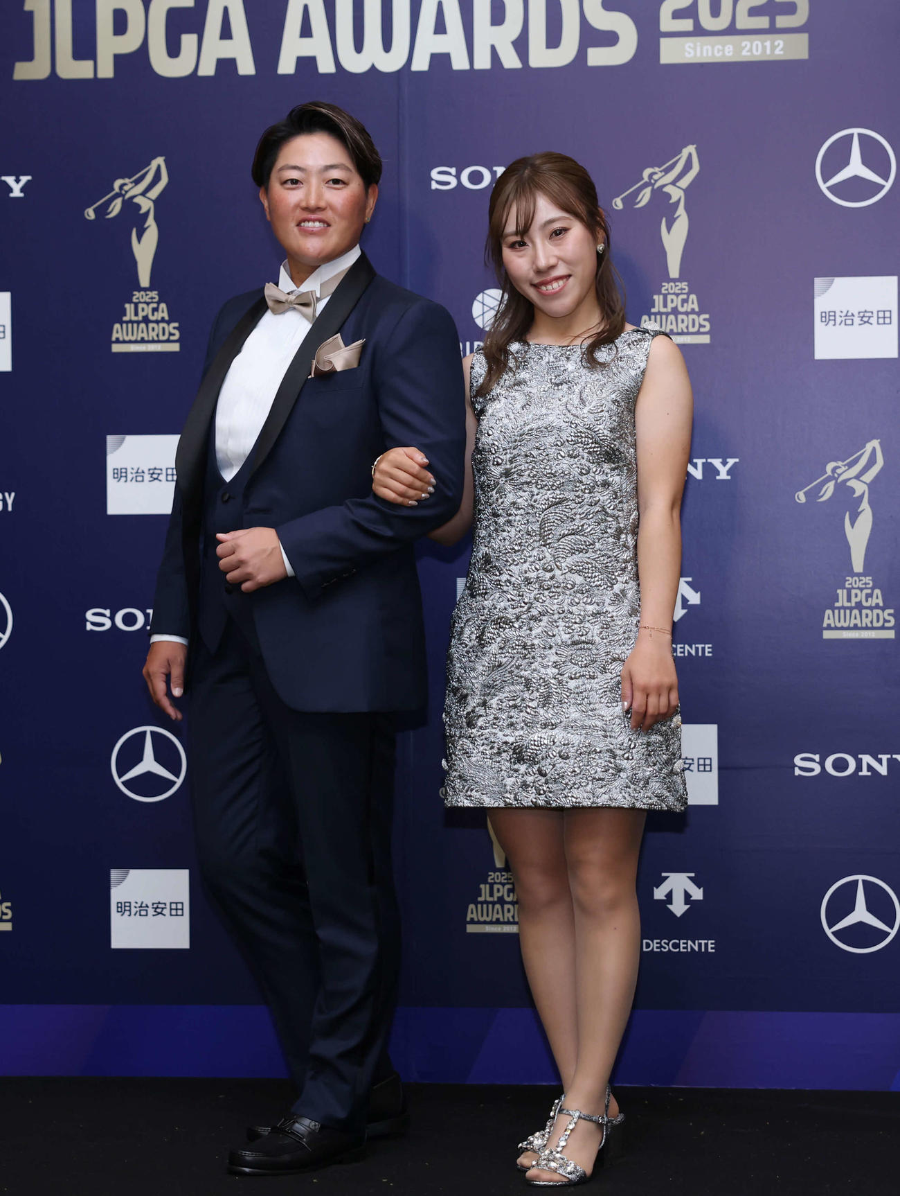 授賞式でドレスアップした工藤遥加（左）と木村彩子（撮影・増田悦実）