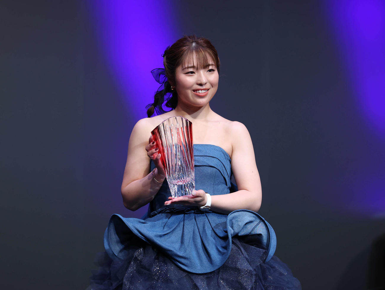 「平均ストローク第1位」になりトロフィーを手にする佐久間（撮影・増田悦実）