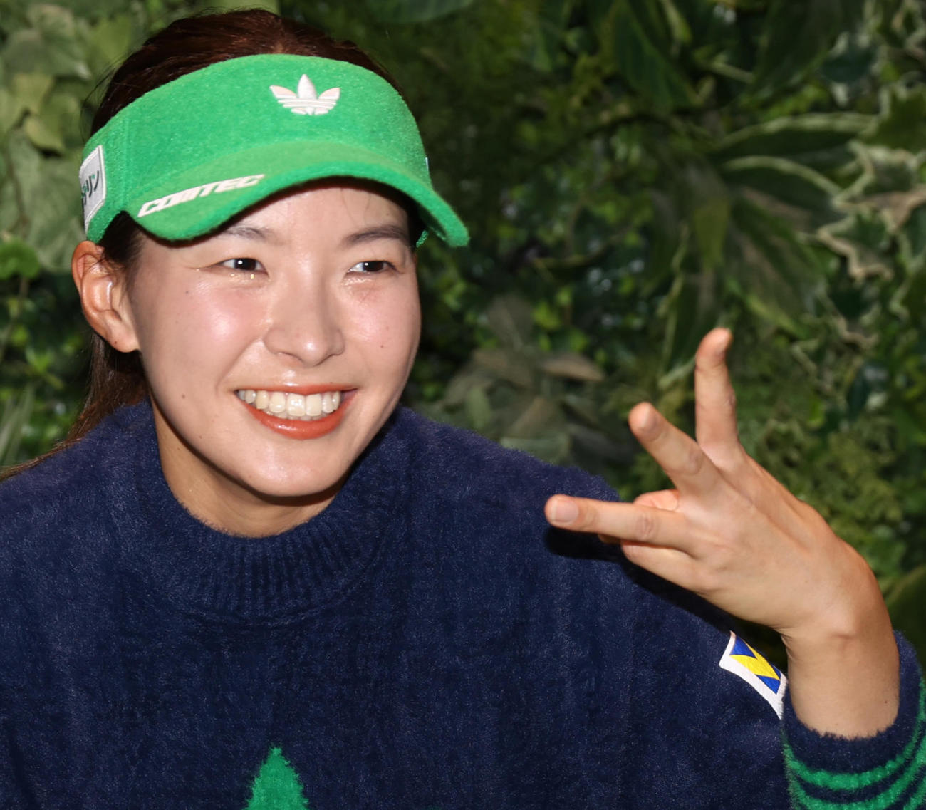 13日、トークショーで渋野日向子はポーズを決める（撮影・柴田隆二）