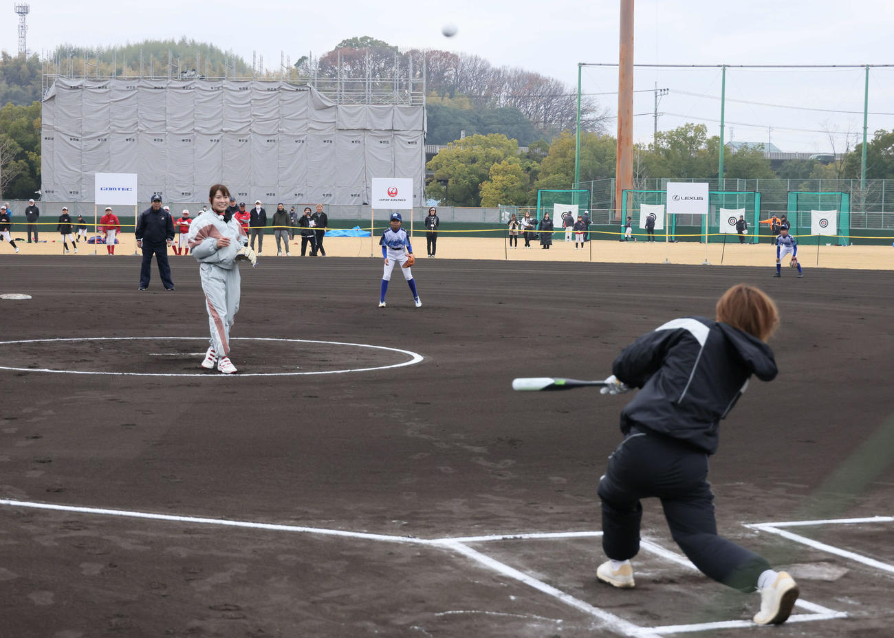 始球式で原田（右）に本塁打を浴びた渋野（撮影・加藤孝規）