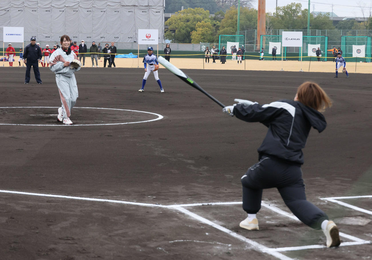 始球式で原田（右）に本塁打を浴びた渋野（撮影・加藤孝規）