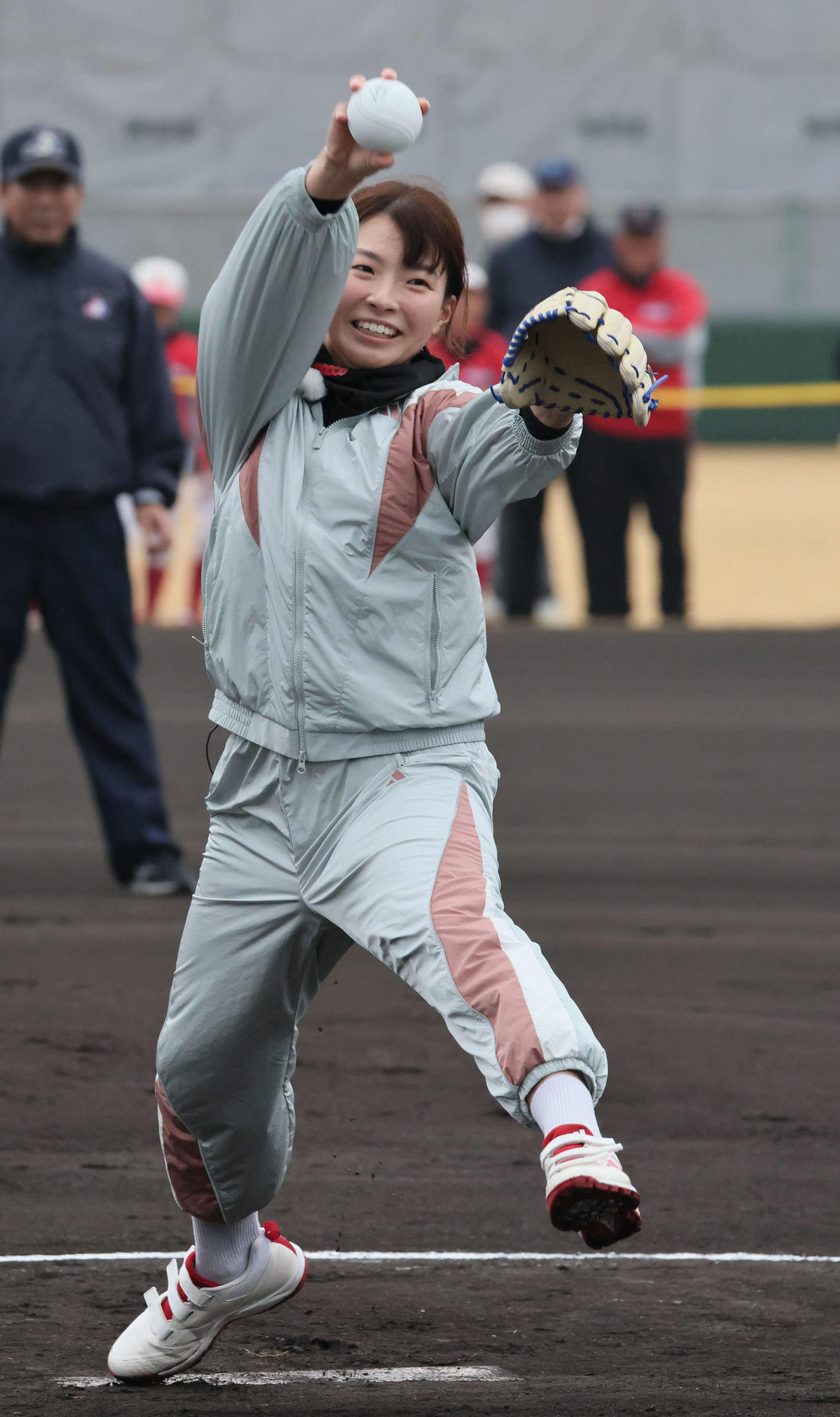 始球式で投げる渋野（撮影・加藤孝規）