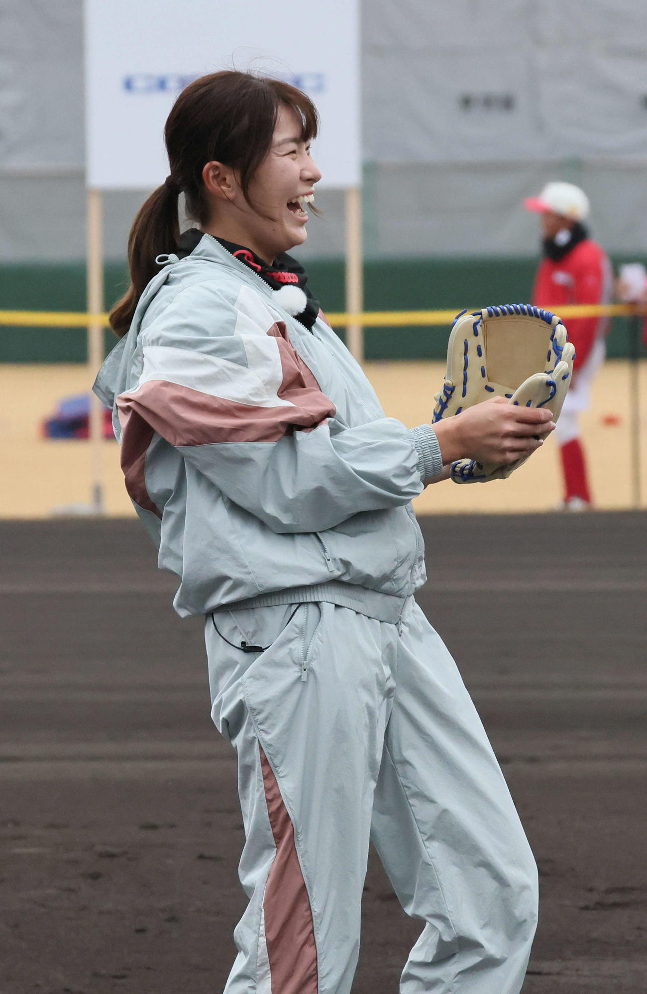 始球式で原田に本塁打を浴びた渋野（撮影・加藤孝規）