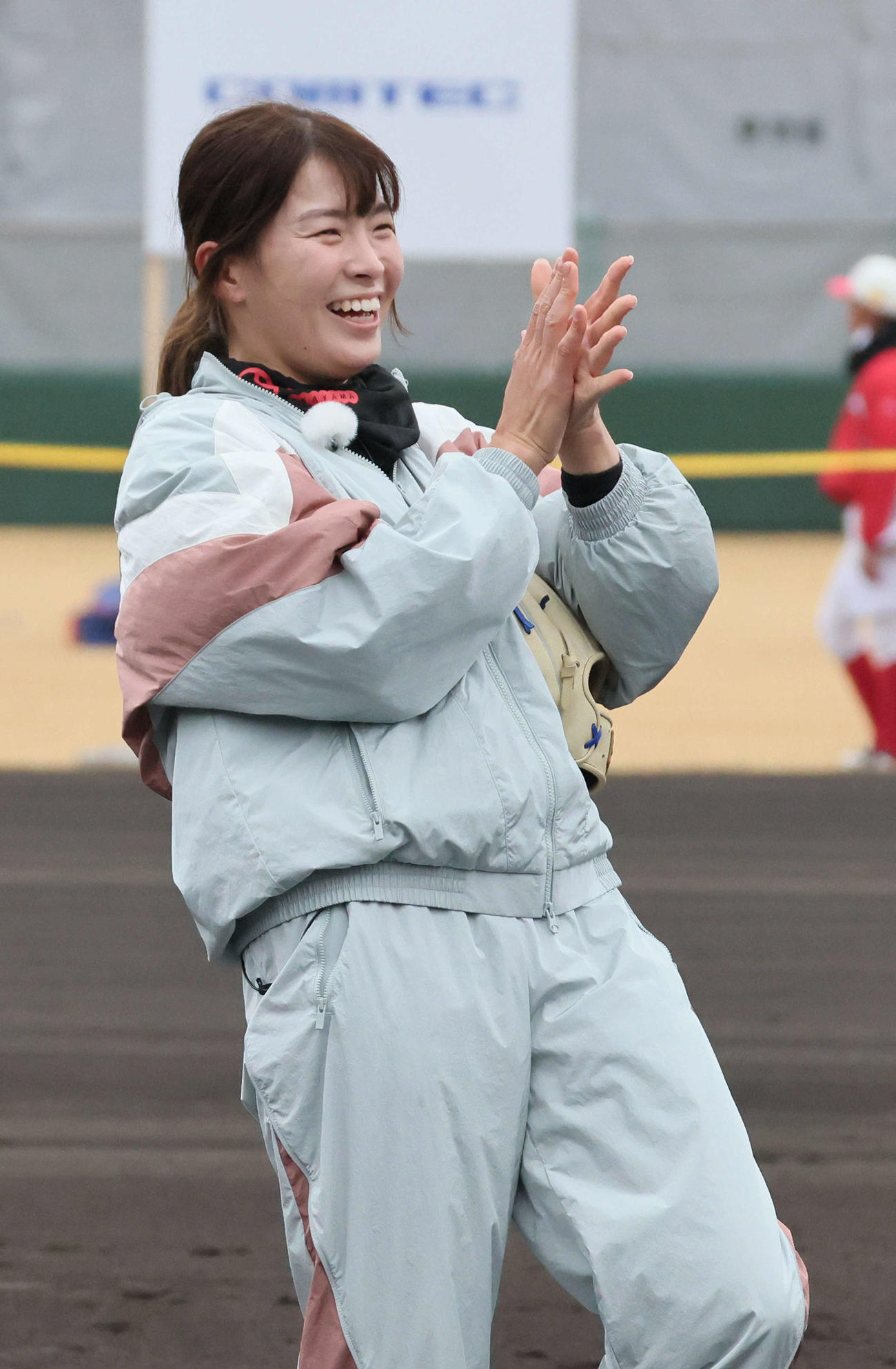 始球式で原田に本塁打を浴びた渋野（撮影・加藤孝規）