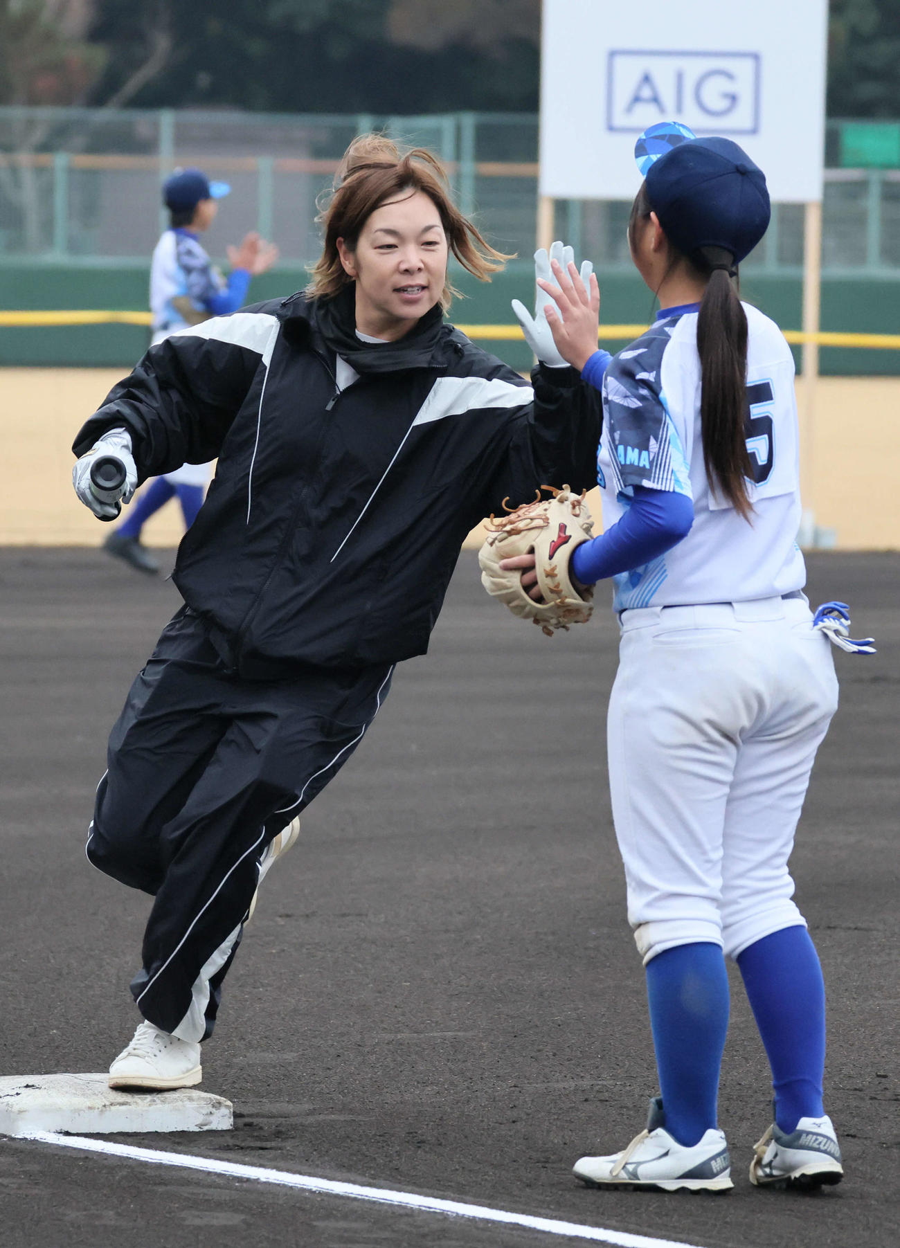 始球式で本塁打を放った原田（撮影・加藤孝規）
