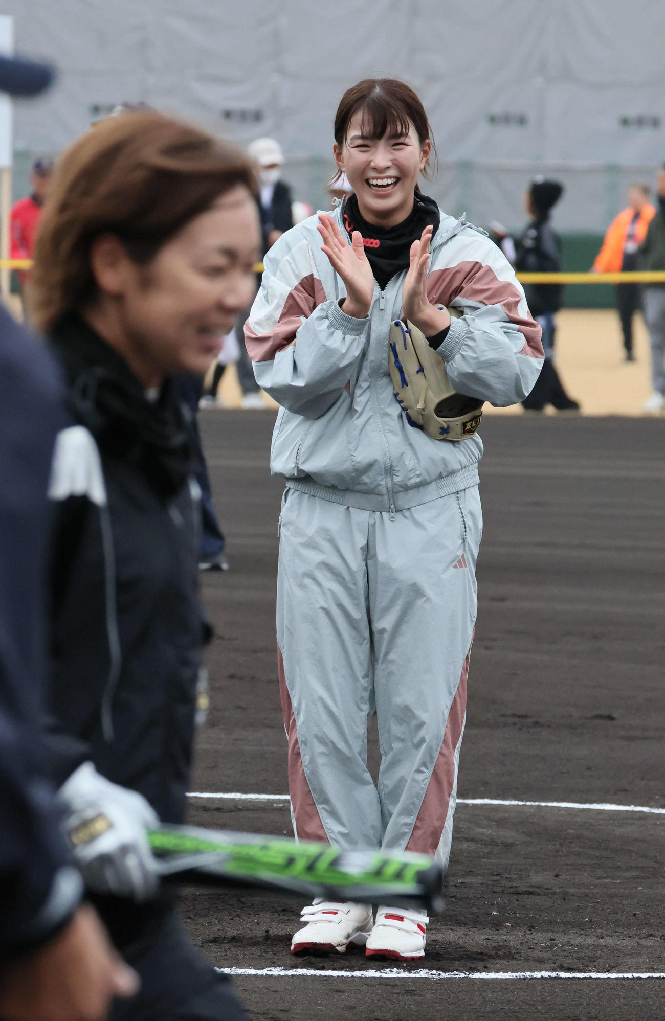 始球式で原田（左）に本塁打を浴びた渋野（撮影・加藤孝規）