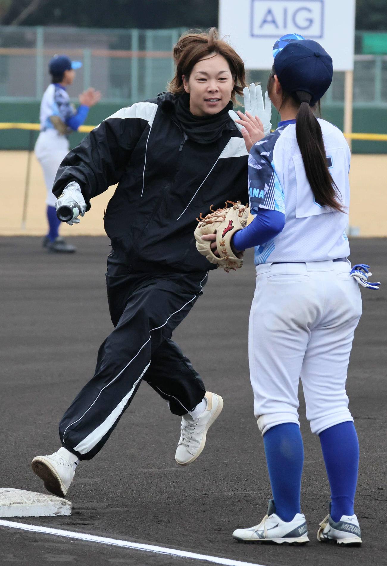 始球式で本塁打を放った原田（撮影・加藤孝規）