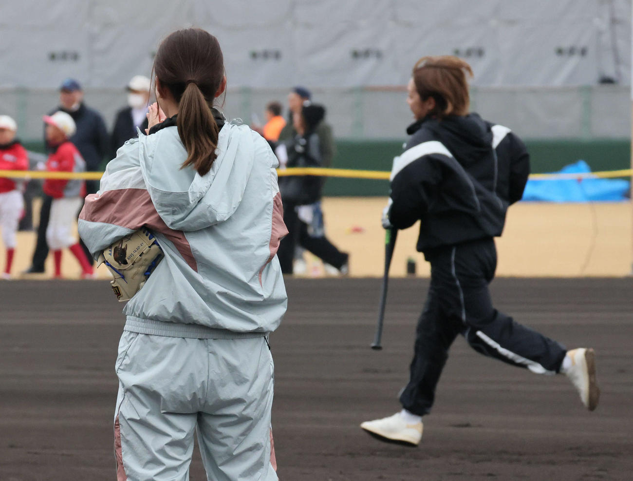 始球式で原田に本塁打を浴びた渋野（撮影・加藤孝規）