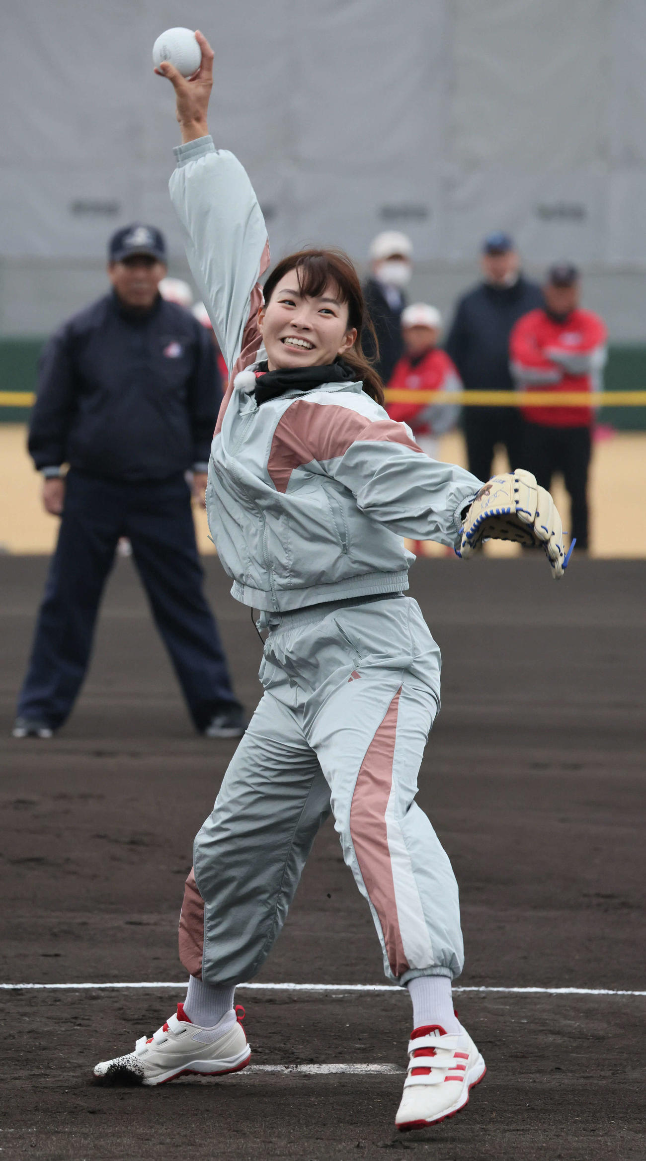 始球式で投げる渋野（撮影・加藤孝規）