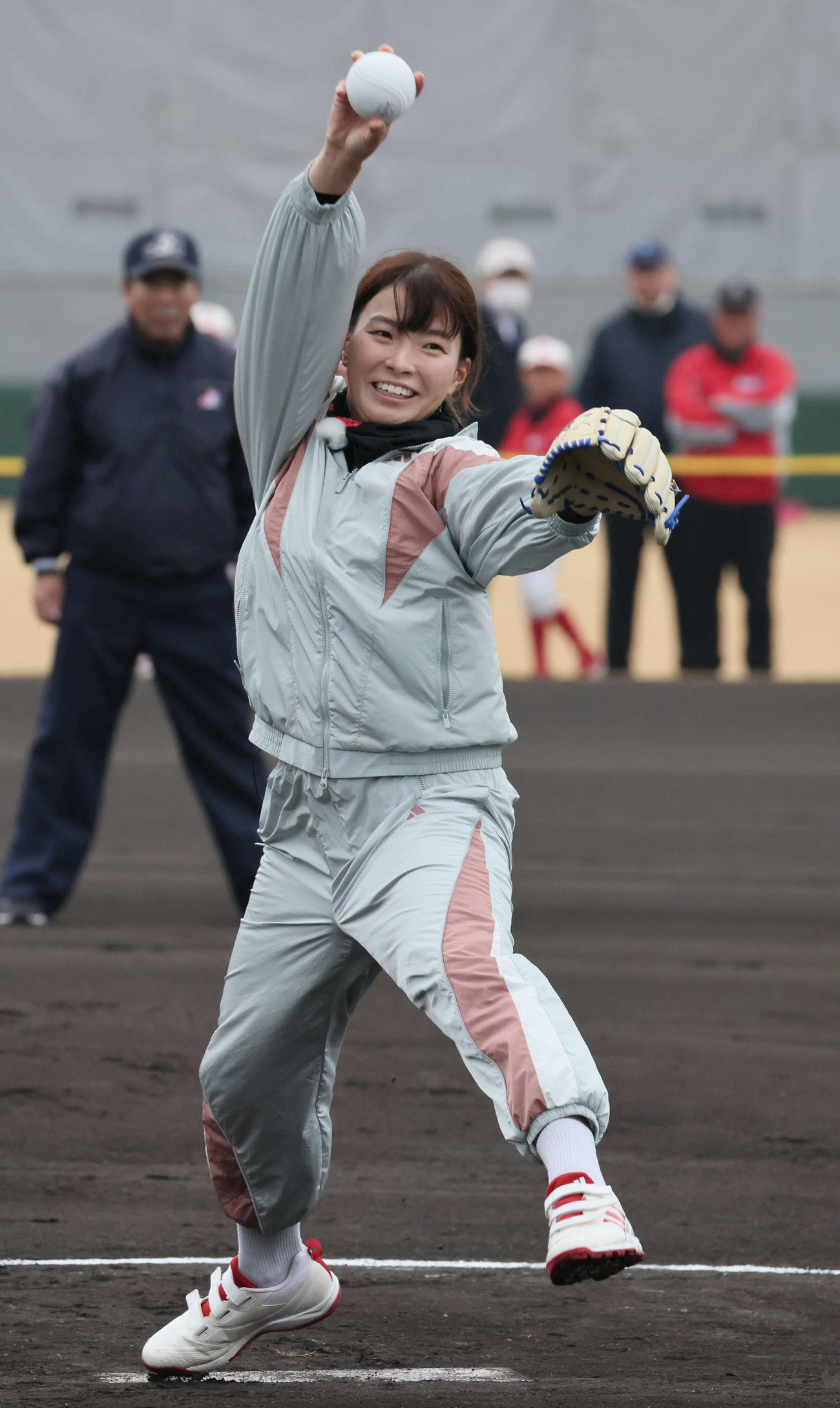 始球式で投げる渋野（撮影・加藤孝規）