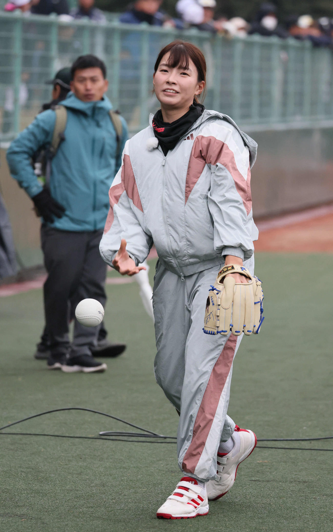 始球式の練習をする渋野（撮影・加藤孝規）