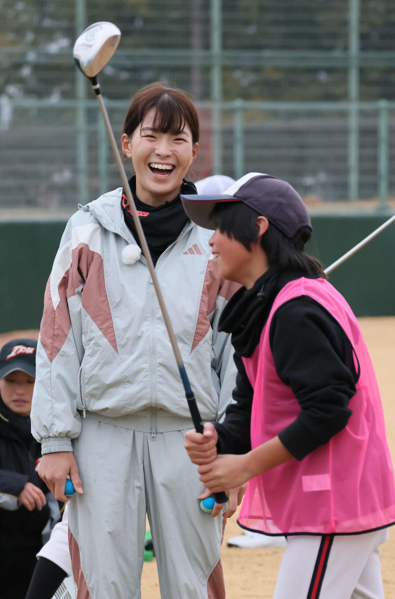 小学生にゴルフを教える渋野（撮影・加藤孝規）