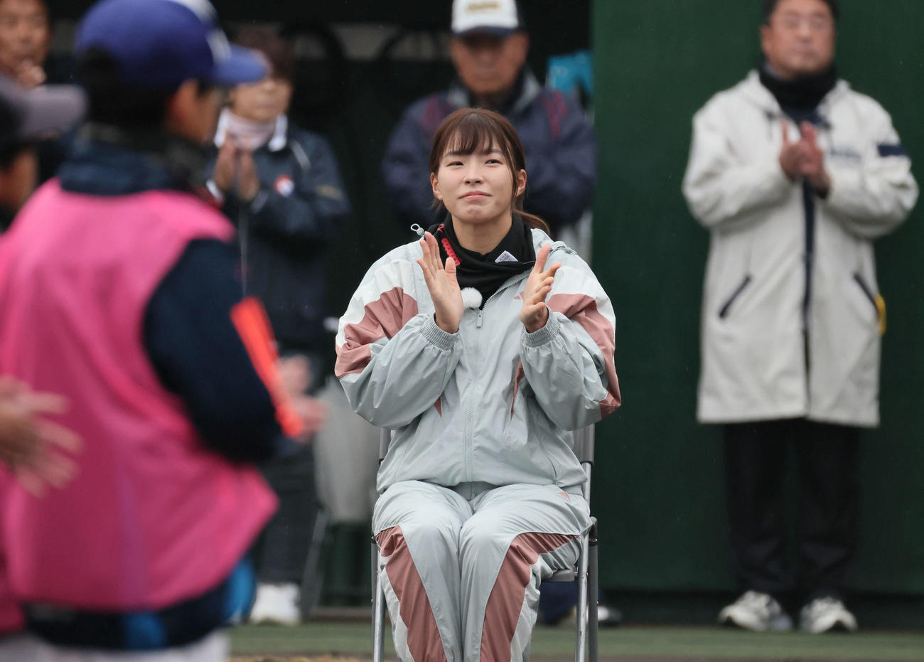 開会式で笑顔を見せる渋野（撮影・加藤孝規）