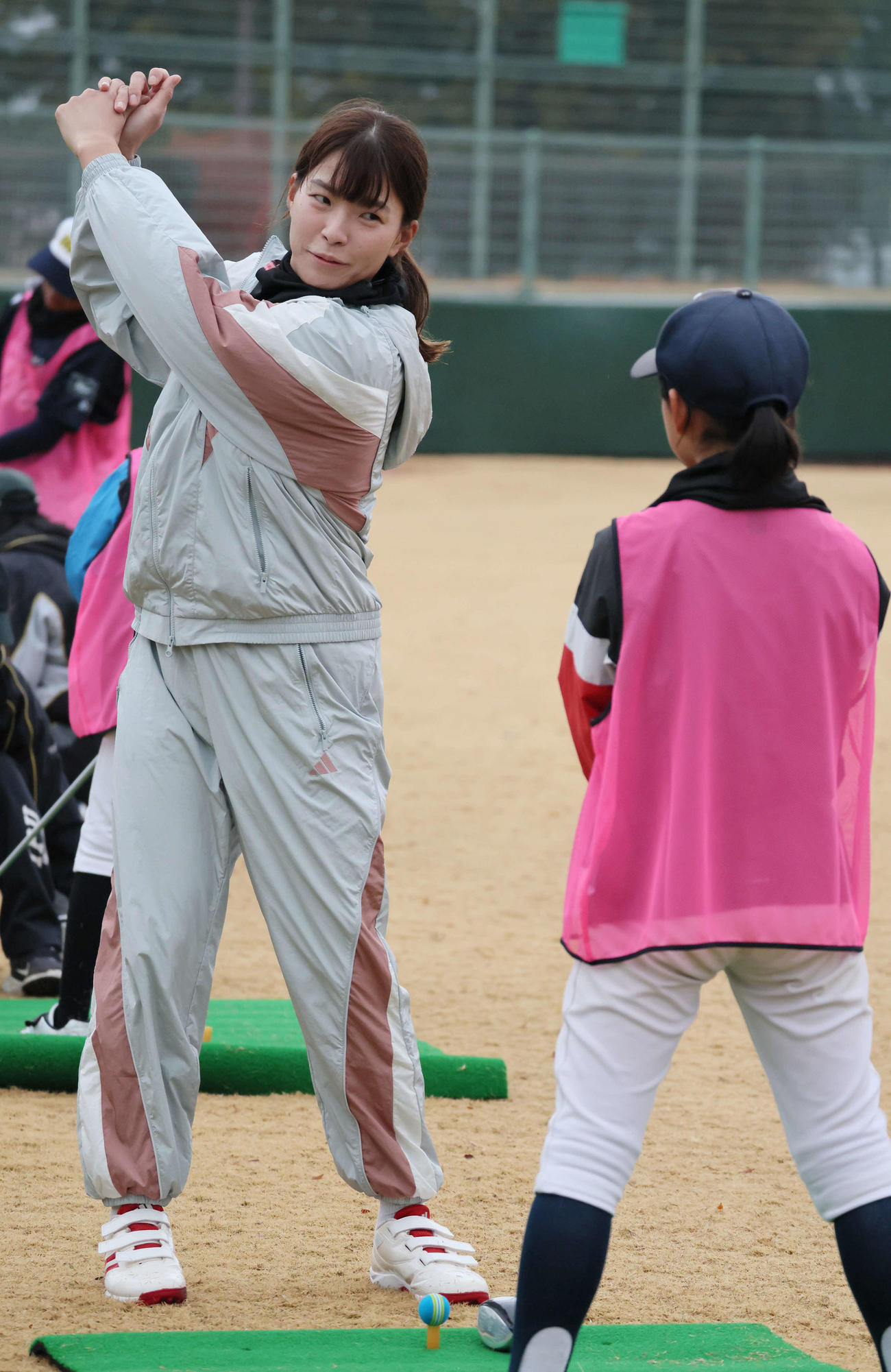 小学生にゴルフを教える渋野（撮影・加藤孝規）