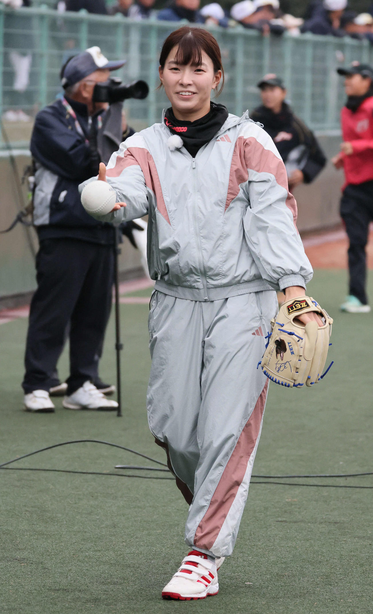 始球式の練習をする渋野（撮影・加藤孝規）