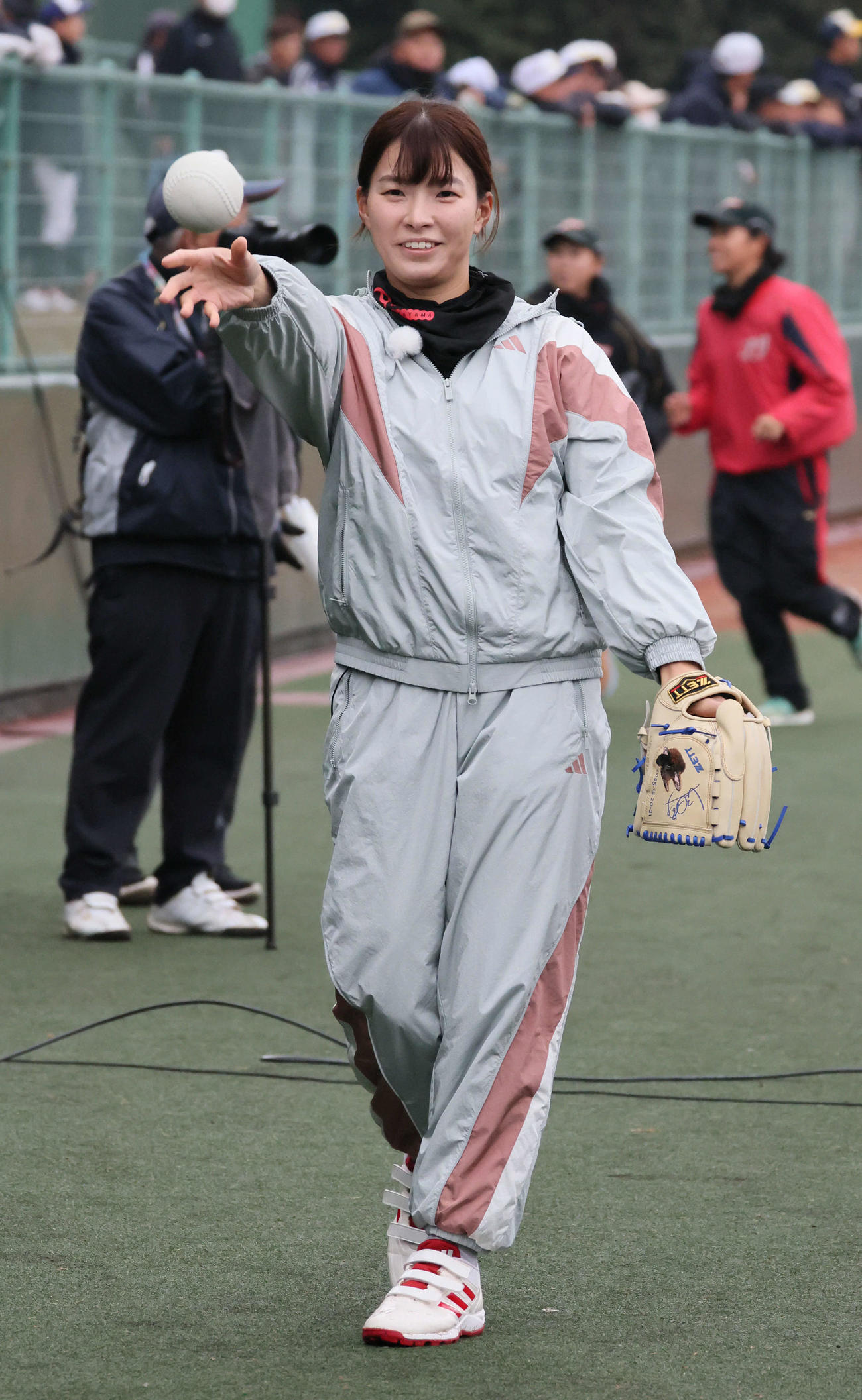 始球式の練習をする渋野（撮影・加藤孝規）