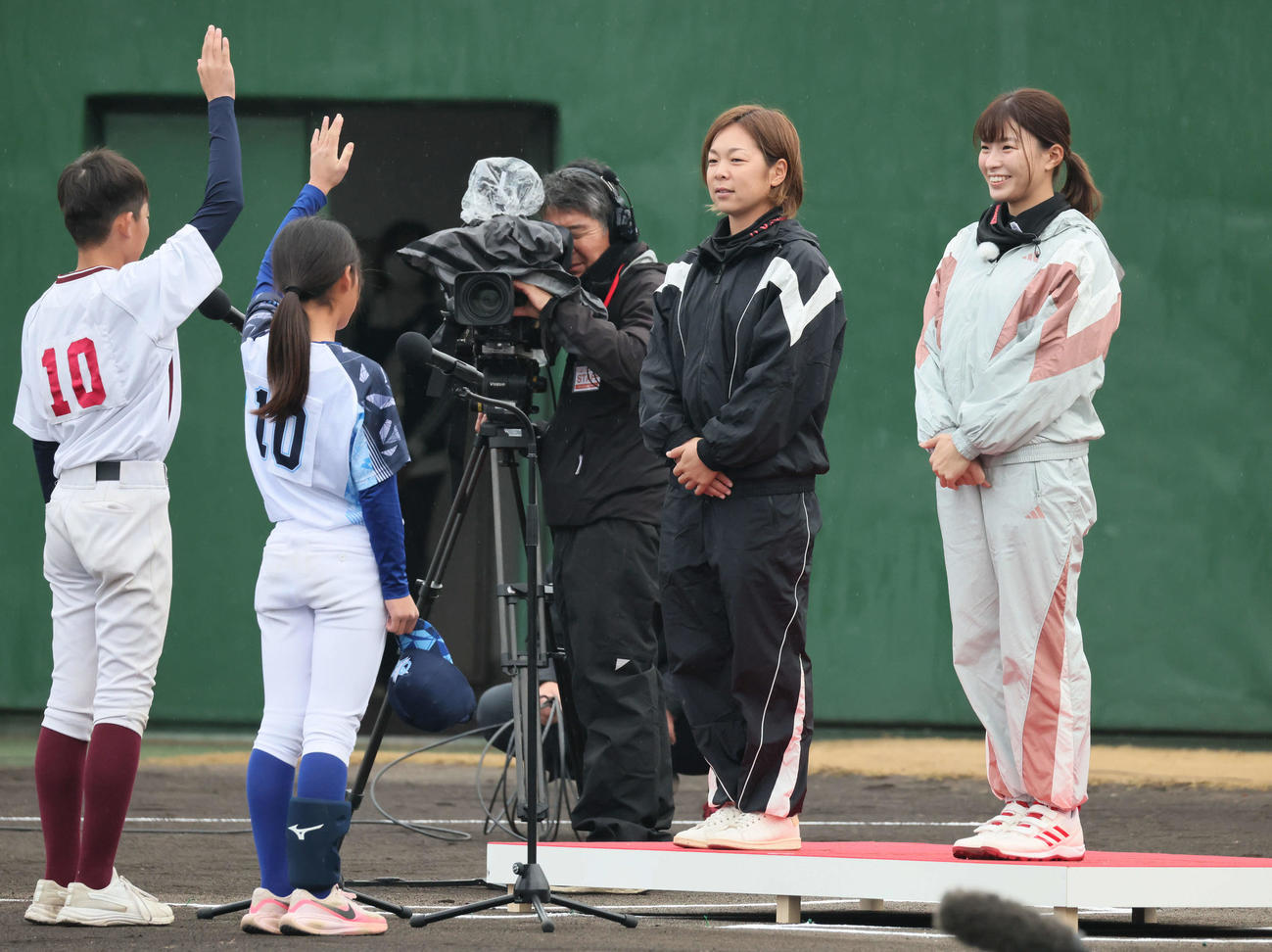 開会式で選手宣誓を受ける渋野（右）。左隣は原田（撮影・加藤孝規）
