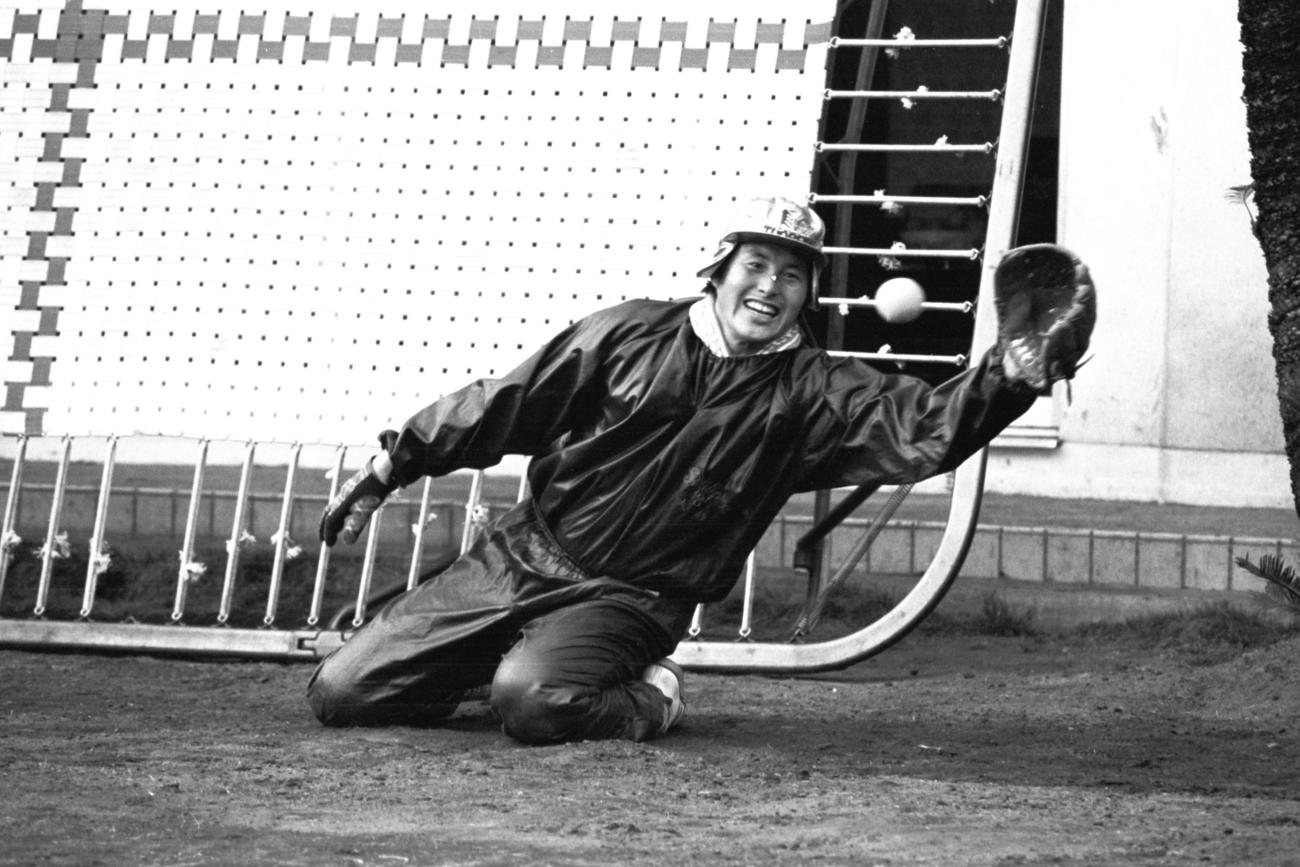 野球式のトレーニングをおこなうジャンボ尾崎さん（1978年1月撮影）