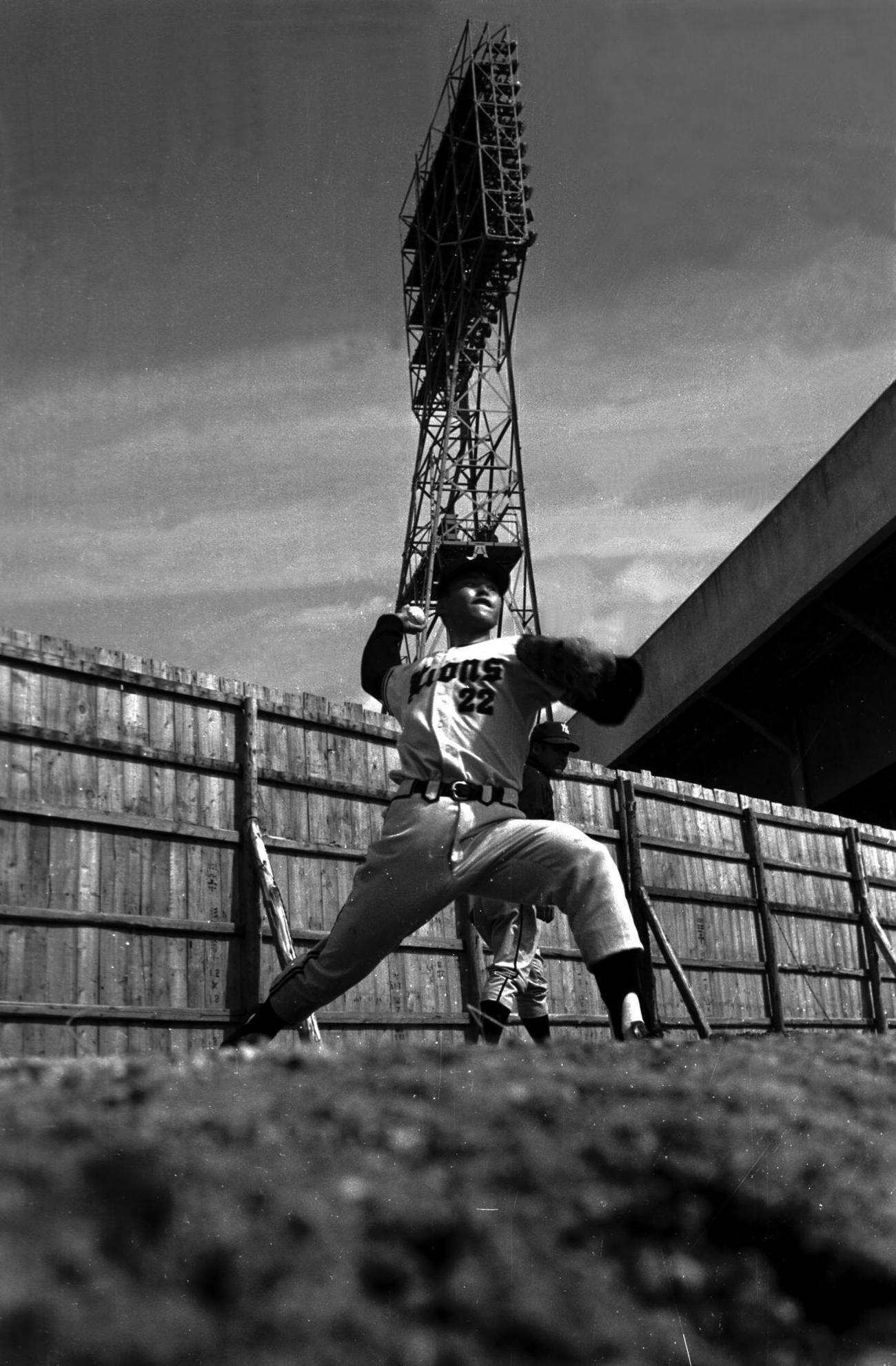 西鉄の尾崎将司の投球フォーム（1965年3月）