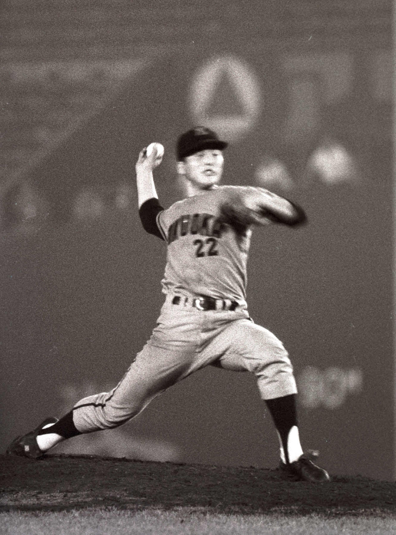 東映対西鉄　西鉄新人の尾崎将司（ジャンボ尾崎）の投球フォーム（1965年7月）