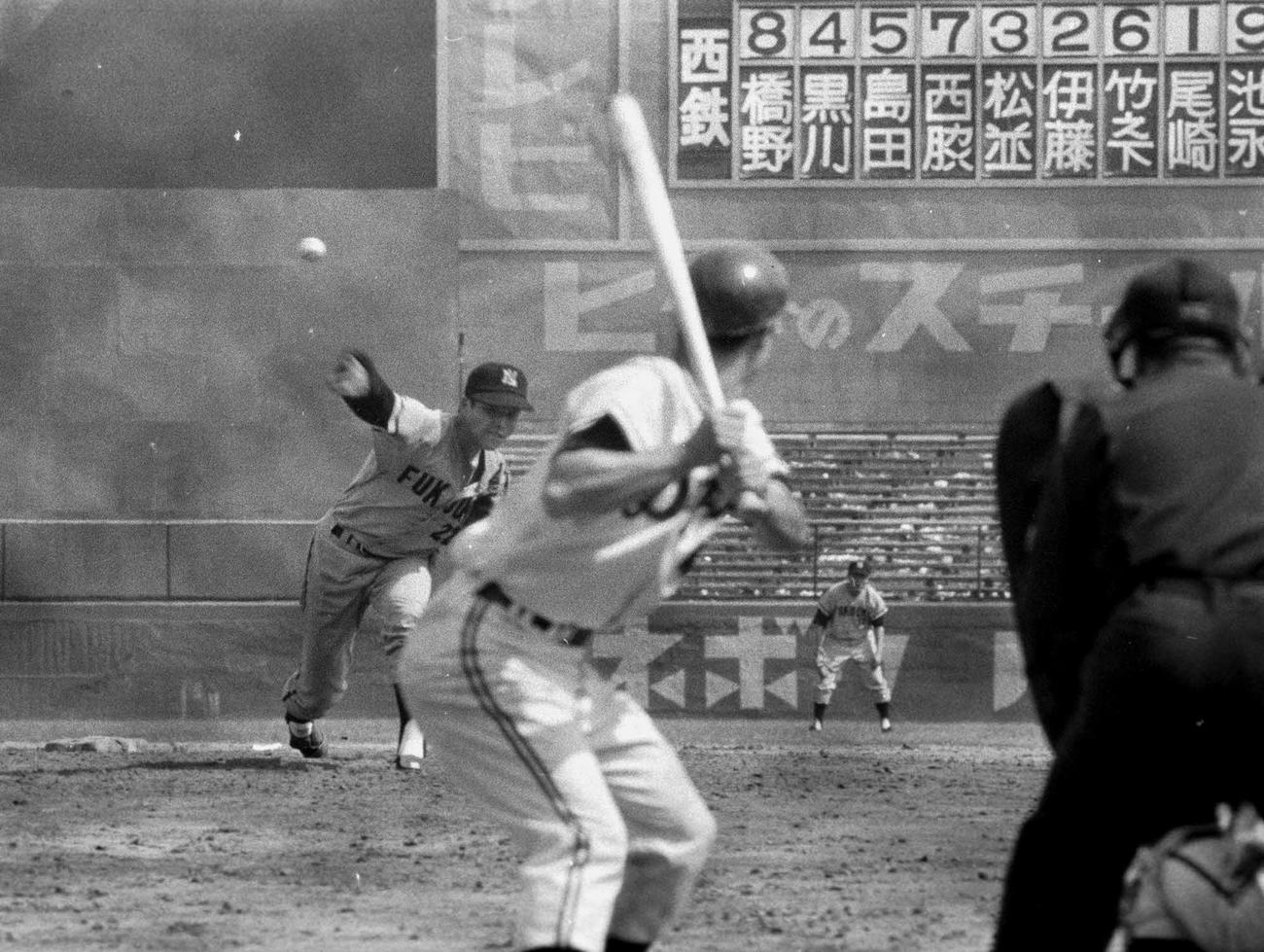 ウエスタンの中日対西鉄　新人の尾崎将司（ジャンボ尾崎）の投球フォーム（1965年6月）