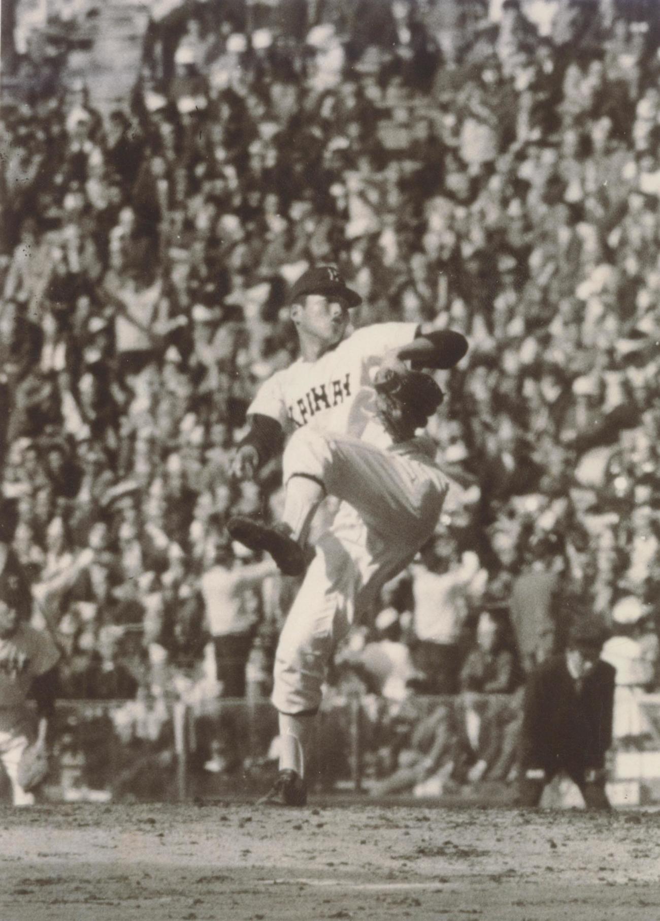 第36回選抜高校野球大会の決勝で豪快に投げる徳島海南高校の尾崎将司さん（1964年4月撮影）