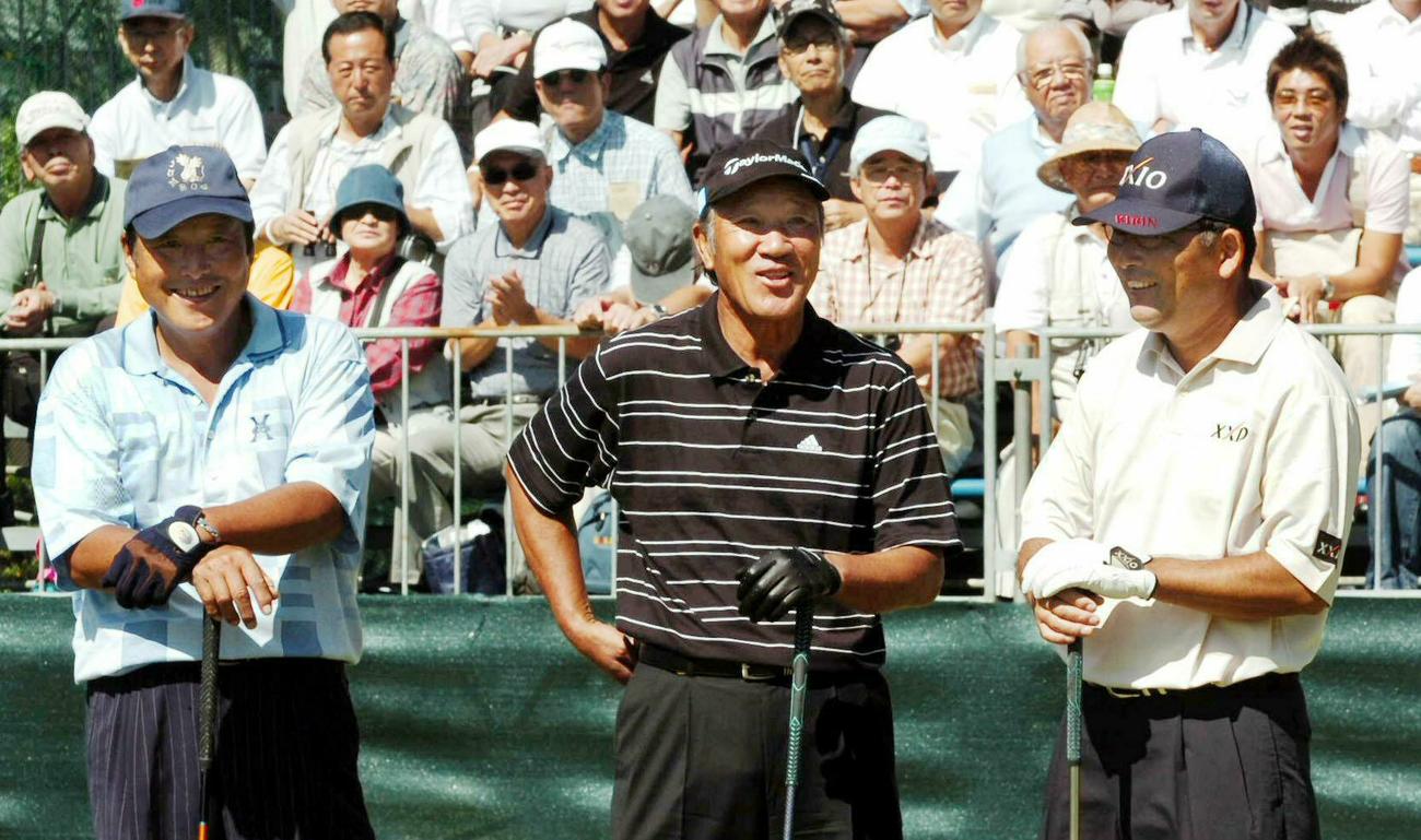 談笑する「AON」ビッグ3。左からジャンボ尾崎、青木功、中嶋常幸（05年10月）