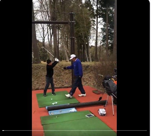 尾崎将司さんからスイングの指導を受けた動画を投稿した前澤友作氏（前澤友作氏のXから）