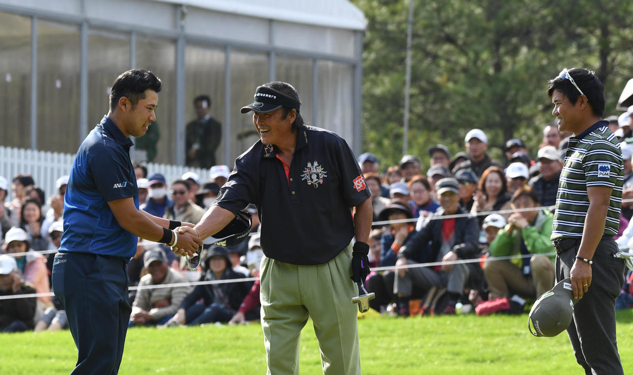 競技を終え松山（左）は同伴競技者の尾崎将司さん（中央）と笑顔で握手を交わす。右は宮里優（2017年11月撮影）