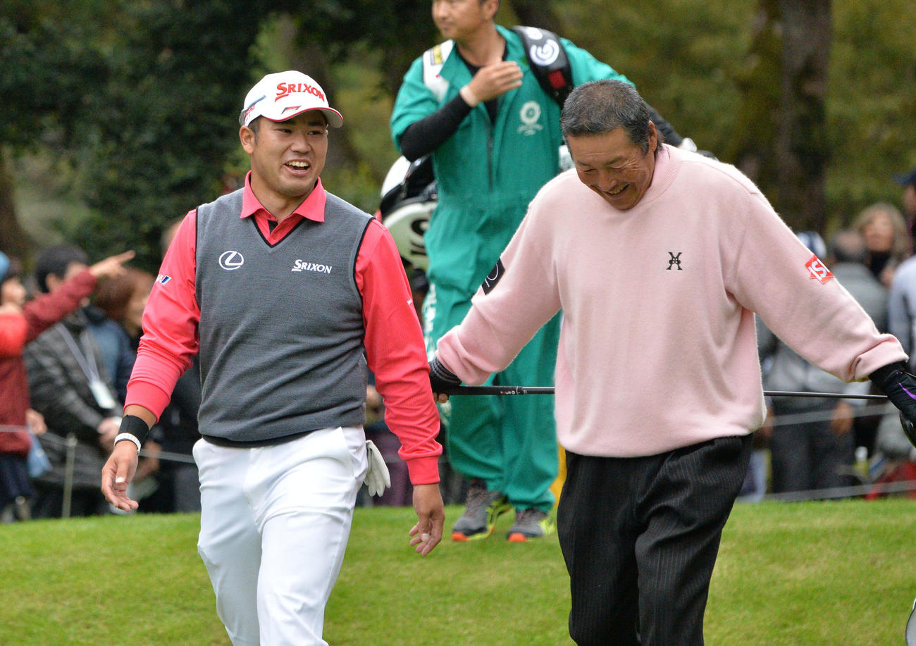 松山（左）は尾崎将司さんと談笑しながらフェアウエーに向かう（2017年11月撮影）