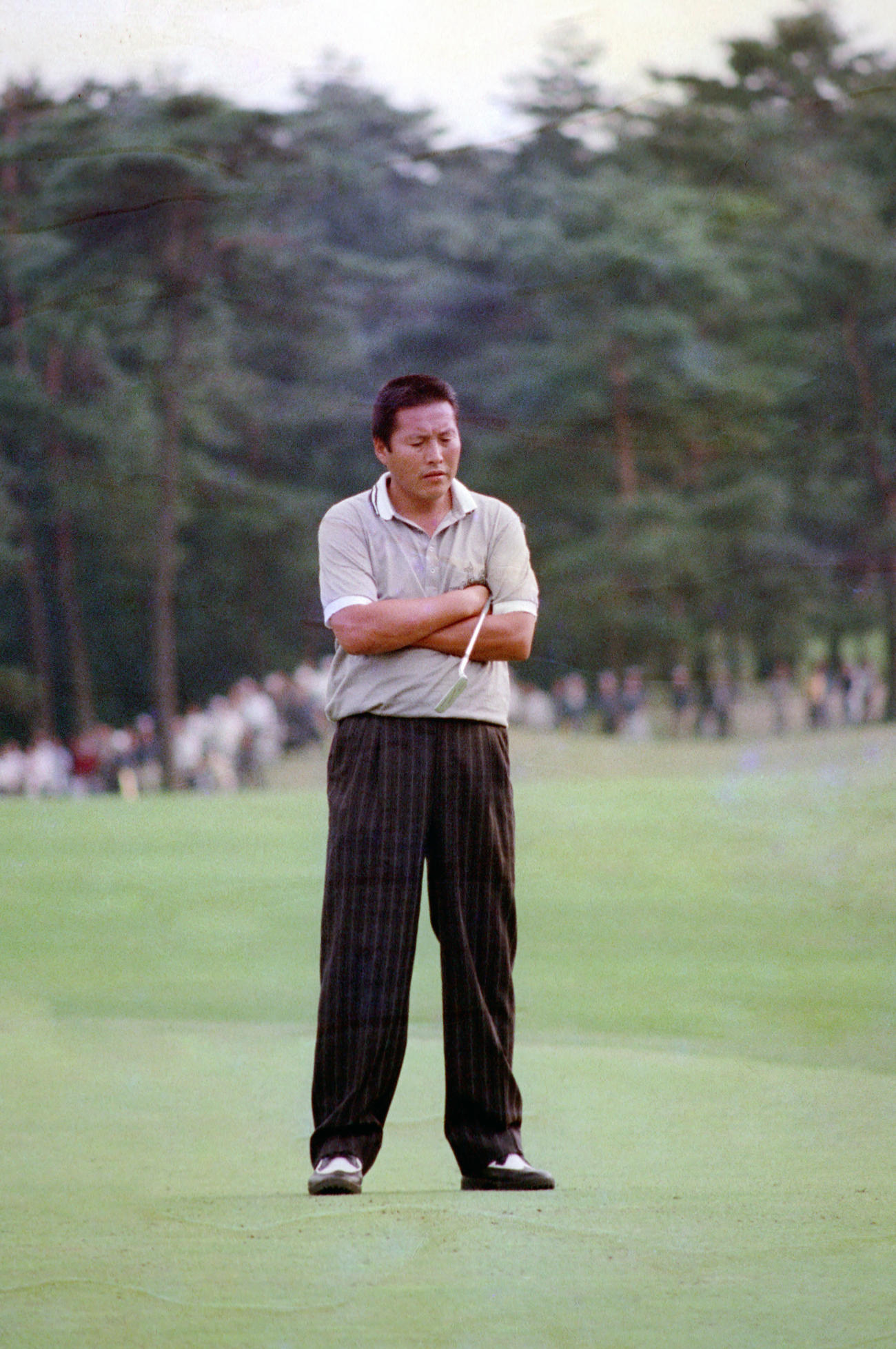 18番、尾崎将司さんは決めれば優勝となるパーパットの前、緊張した表情を見せる（1988年10月撮影）