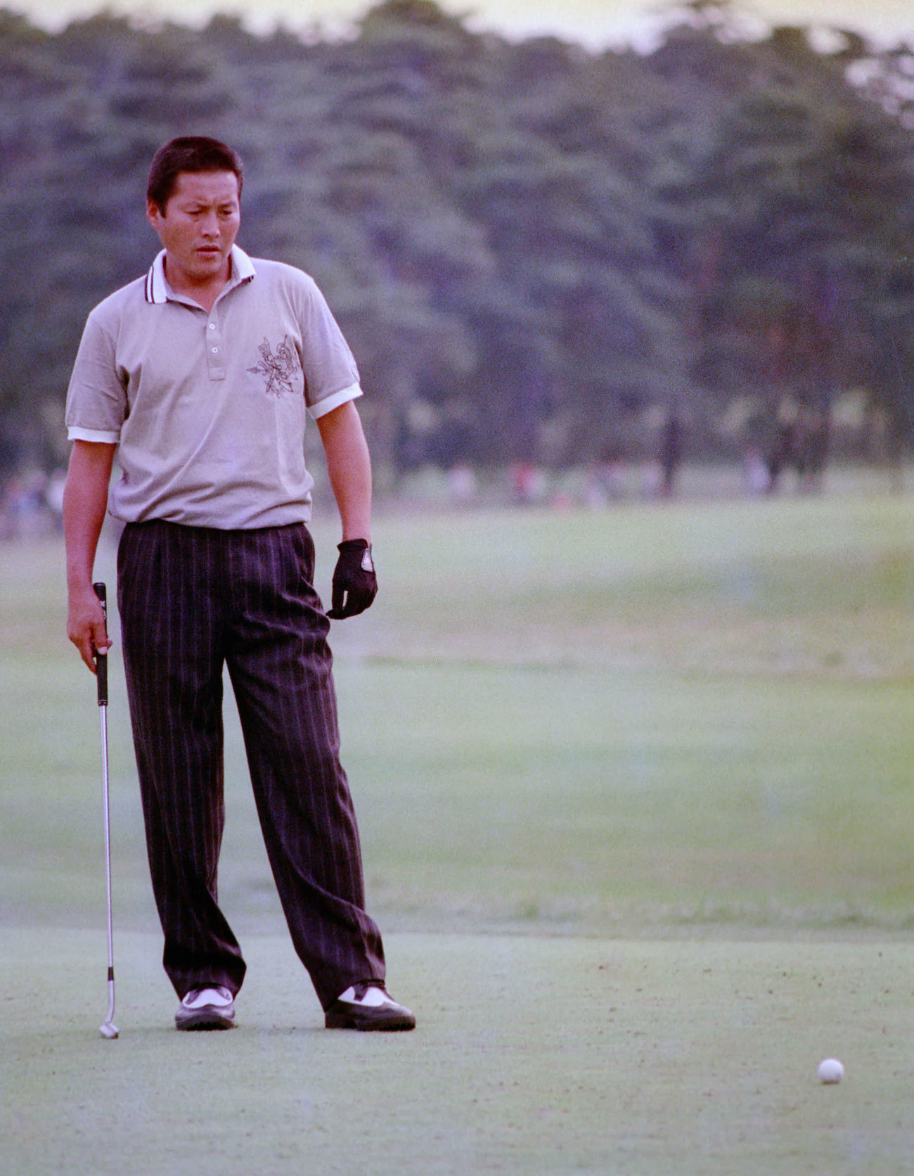 18番、尾崎将司さんは決めれば優勝となるパーパットの前、緊張した表情を見せる（1988年10月撮影）