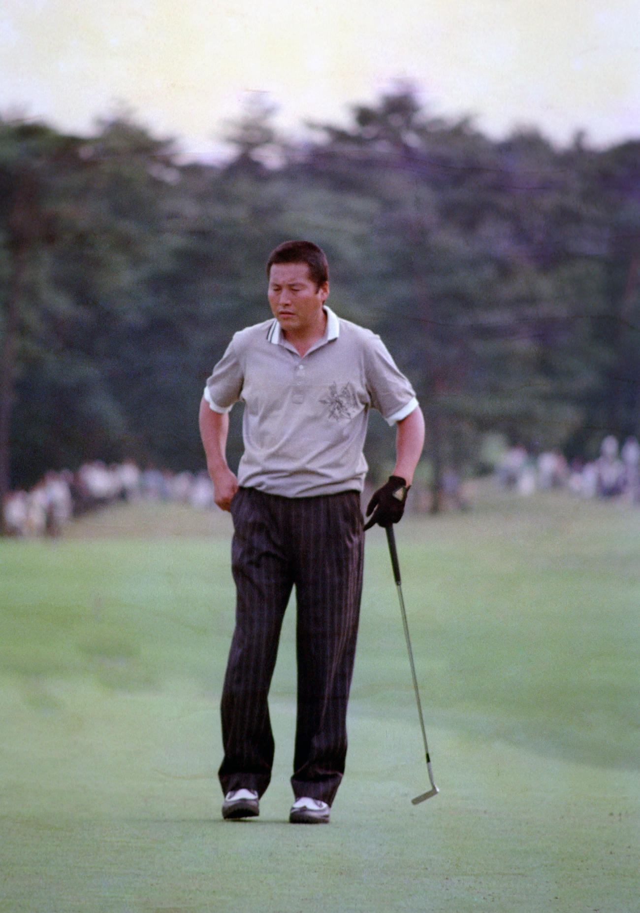 18番、尾崎将司さんは決めれば優勝となるパーパットの前、緊張した表情を見せる（1988年10月撮影）