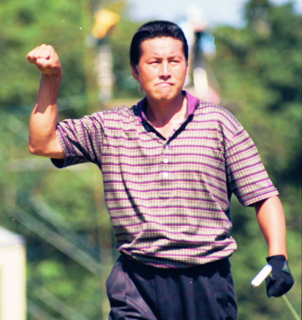 優勝し、代名詞のコブラポーズを見せる尾崎将司さん（1990年5月撮影）