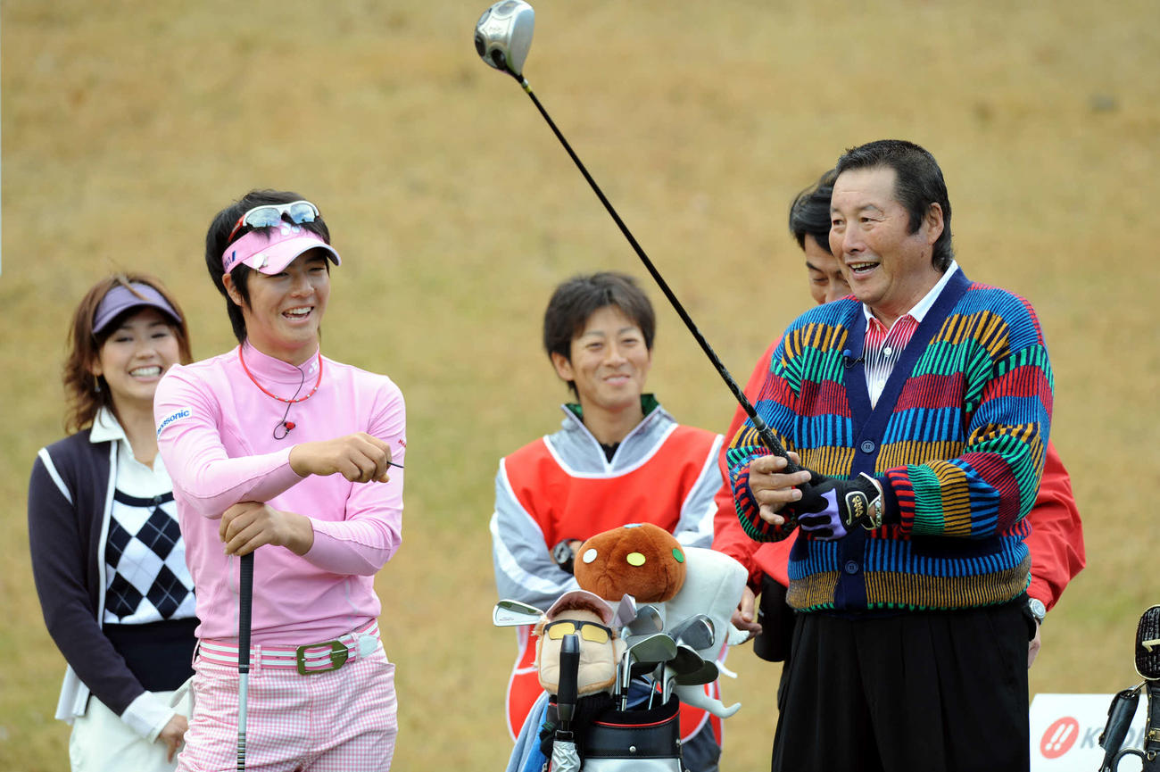 テレビマッチ「王者のゴルフ〜ジャンボ尾崎×石川遼」の収録でアドバイスする尾崎将司さん(右)と談笑する石川遼（08年12月撮影）