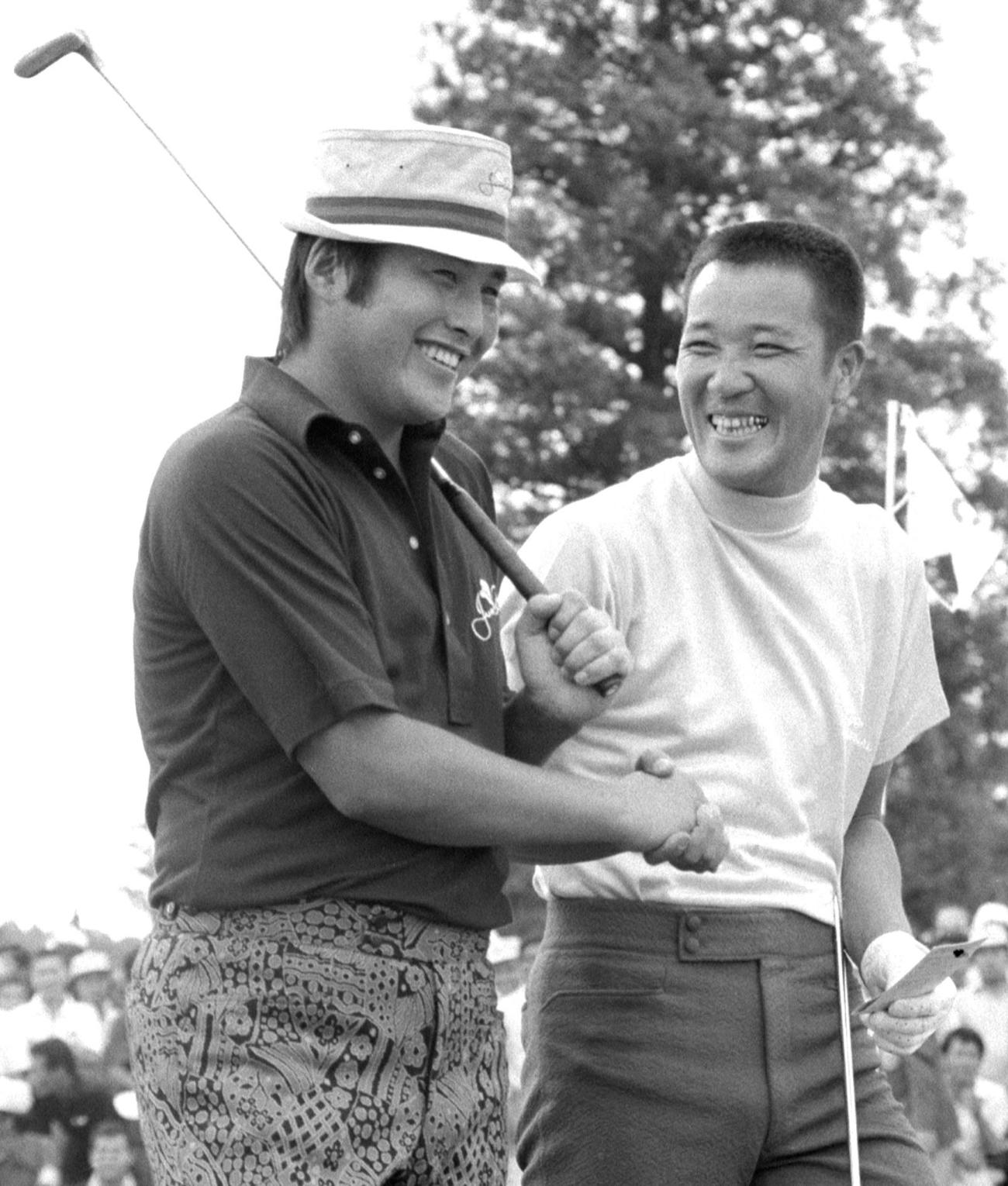 笑顔で言葉を交わす青木功さん（右）と尾崎将司さん＝1974年9月（共同）