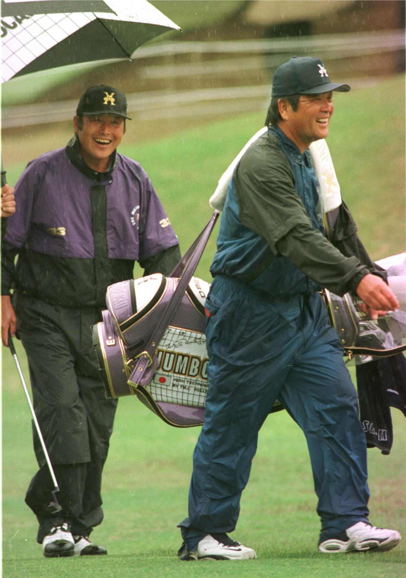 佐野木計至キャディー（右）と笑顔でラウンドする尾崎将司さん（2000年４月撮影）