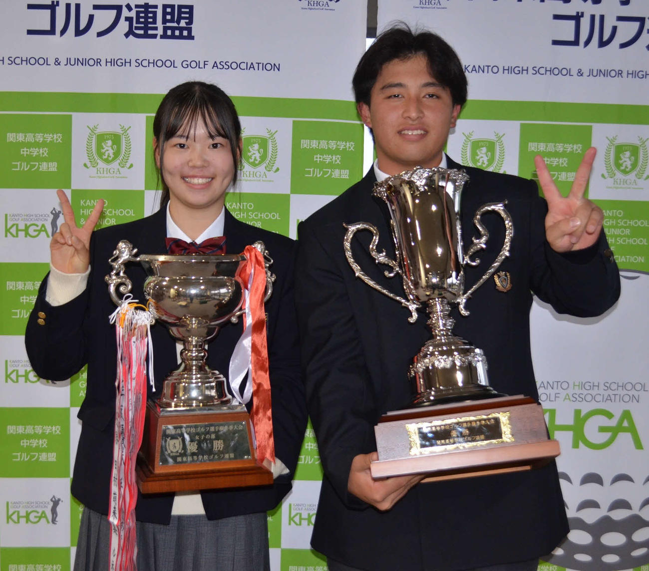 優勝してVサインを見せる女子の臼田藍（左）と男子の沖田雫