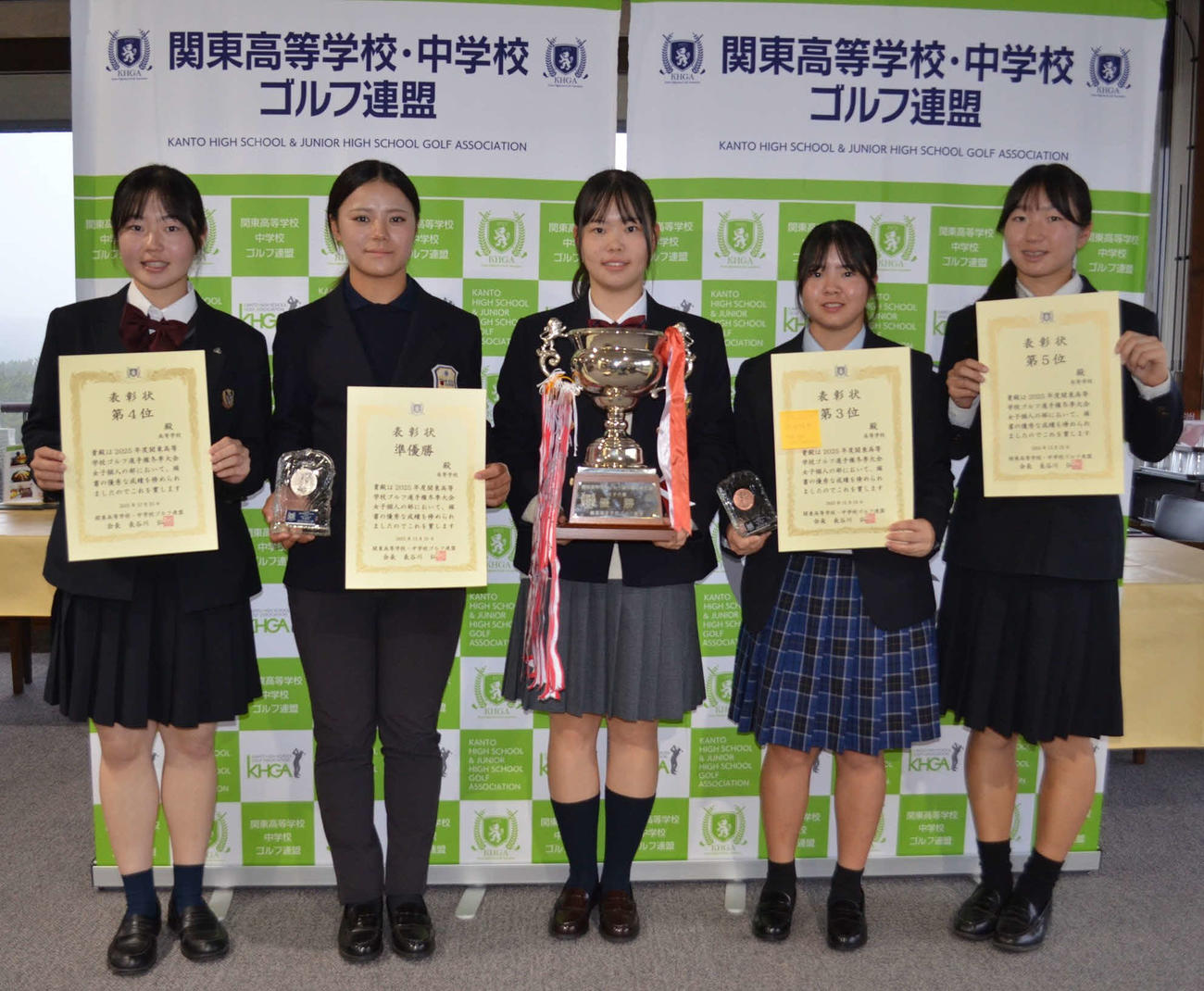 女子の上位選手たち。左から4位の中澤紗来、2位の仁科優花、優勝の臼田藍、3位の林愛輝美、5位の鈴木みなみ
