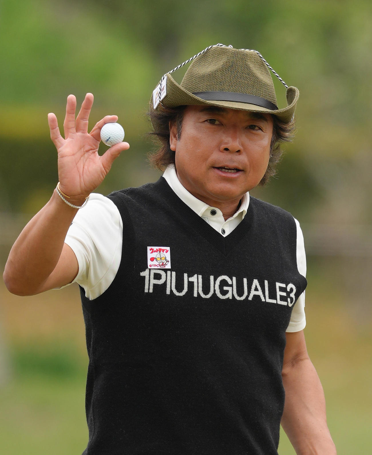 13番、バーディーを決めギャラリーに応える片山（撮影・足立雅史）