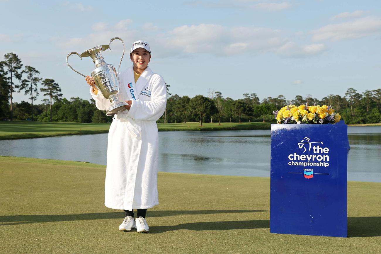 25年シェブロン選手権で恒例の池ダイブを終えて優勝トロフィーを掲げる西郷真央（LPGA提供）